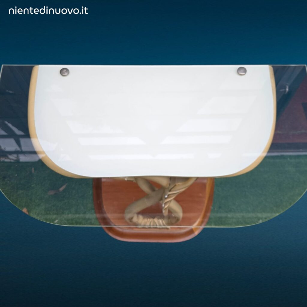 Consolle originale in legno anni ’50 con linee sinuose e leggere screpolature della vernice