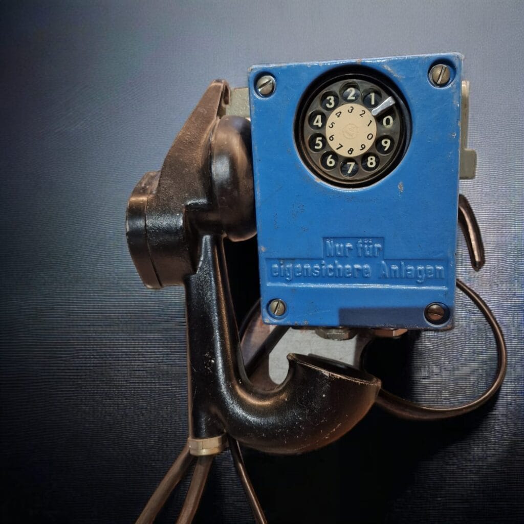 Vecchio telefono da nave utilizzato durante spedizioni artiche con cornetta e cuffia per resistere al freddo