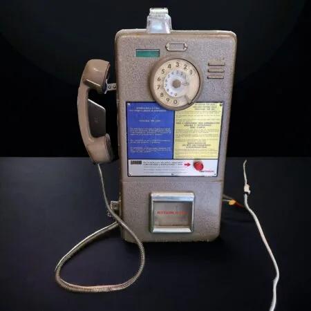Vecchio telefono a gettoni originale da cabina telefonica
