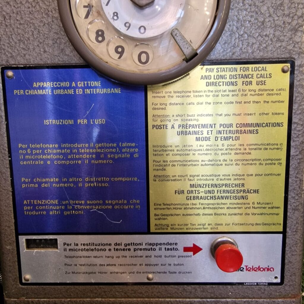 Vecchio telefono a gettoni originale da cabina telefonica