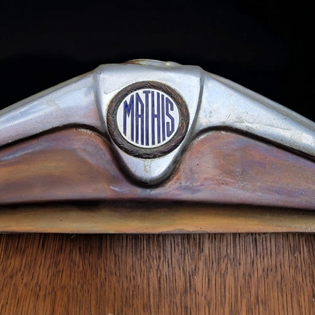 Vetrinetta realizzata dal recupero di un radiatore d'auto Mathis, pronta per modifiche.