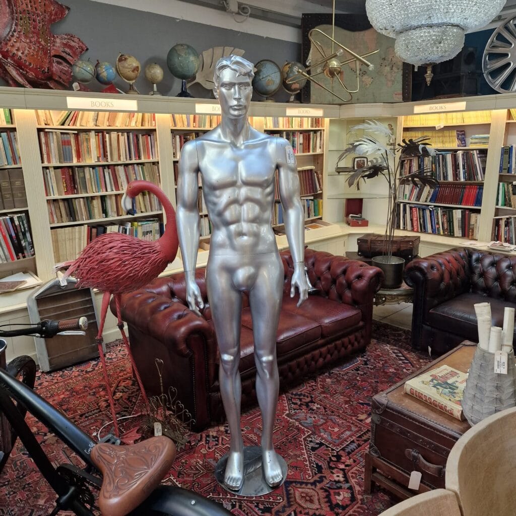 Manichino in resina uomo argento di grande dimensione con dettagli riparati sulla testa