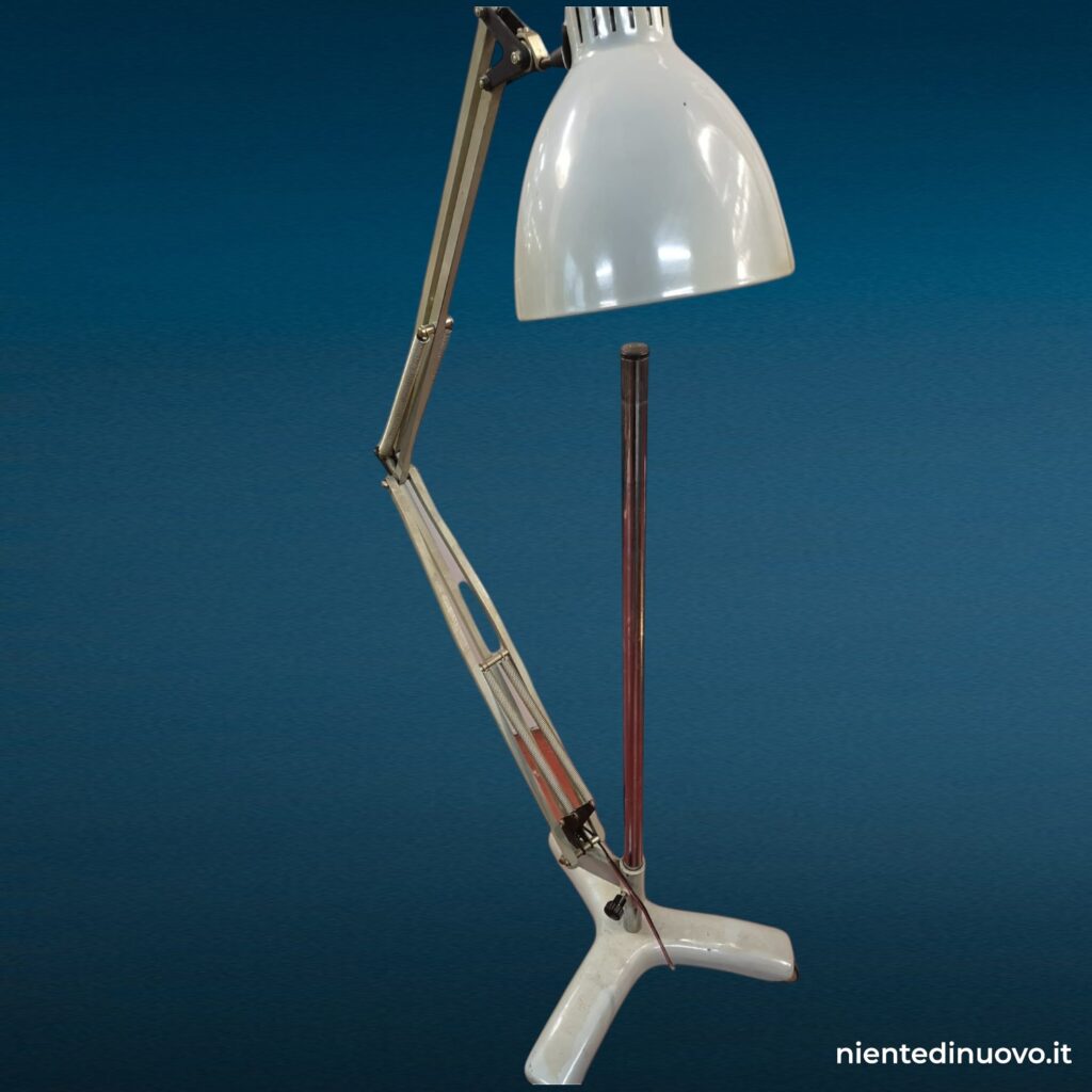 Lampada piantana in metallo vintage con rotelle e paralume smaltato