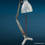 Lampada piantana in metallo vintage con rotelle e paralume smaltato
