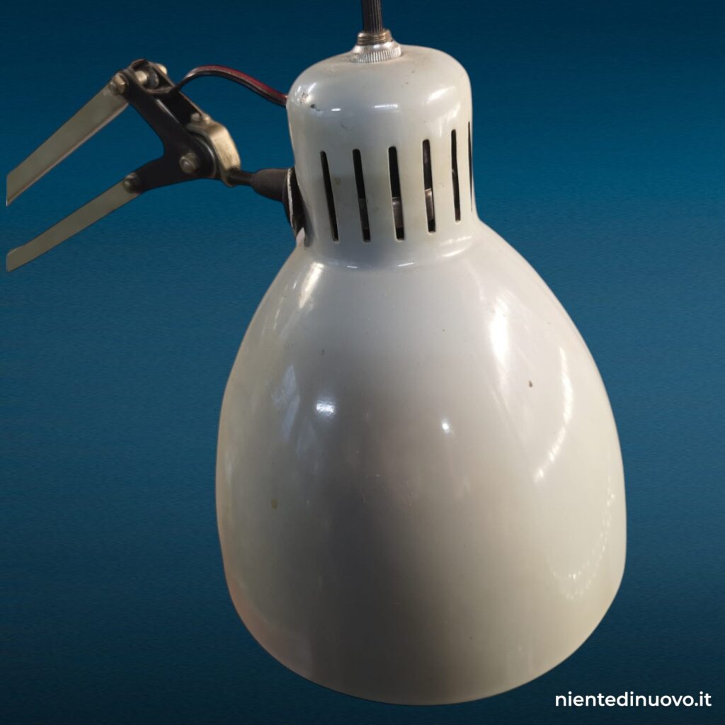 Lampada piantana in metallo vintage con rotelle e paralume smaltato