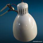 Lampada piantana in metallo vintage con rotelle e paralume smaltato