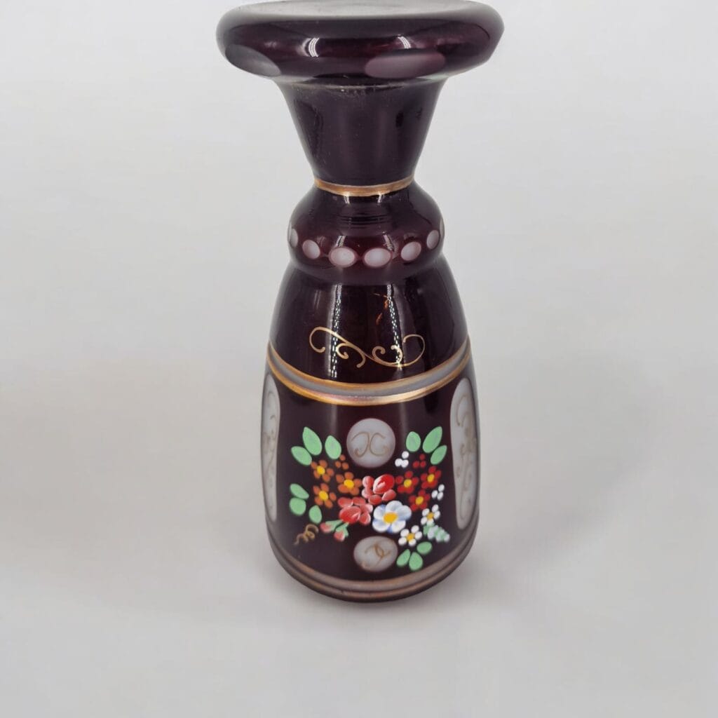 Splendido calice in vetro di Bohemia decorato a mano con motivi floreali e dettagli dorati, perfetto per aggiungere eleganza alla tua tavola.