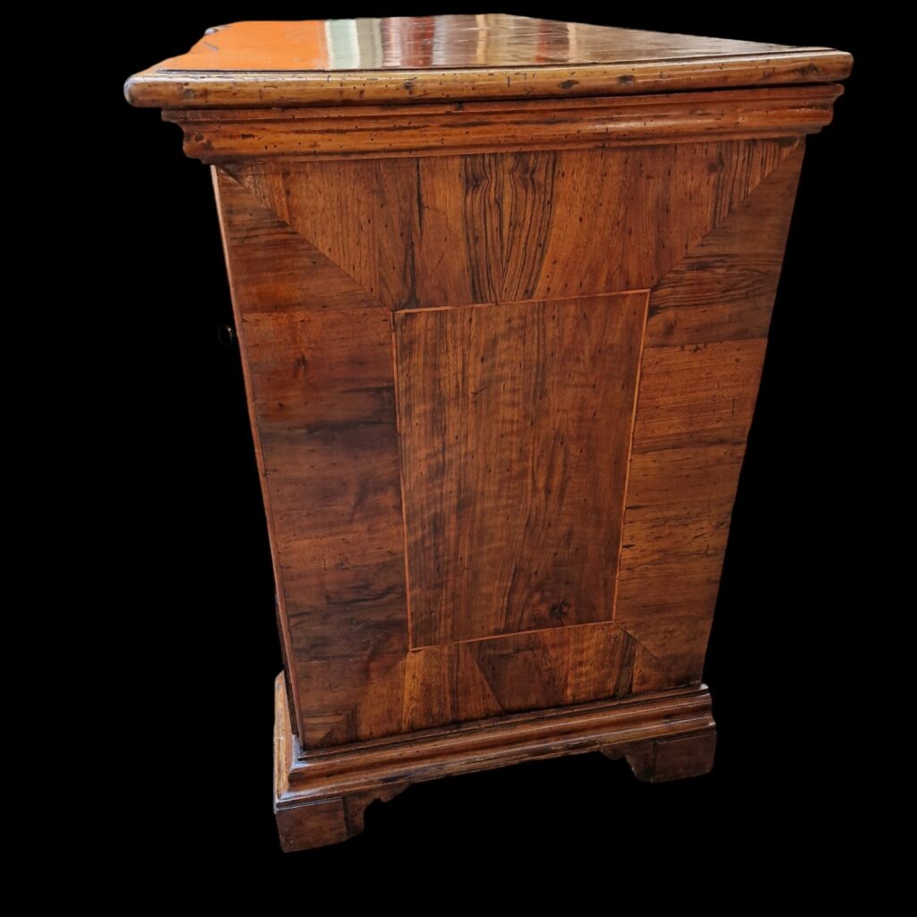 antico como canterano del 700 restaurato