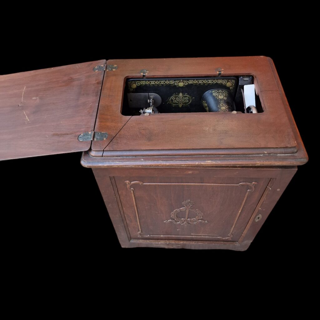 Vecchia macchina da cucire Singer n°15 con mobile in legno