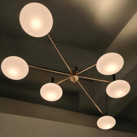 Lampadario stella sei luci design in ottone con diffusori in vetro opalino