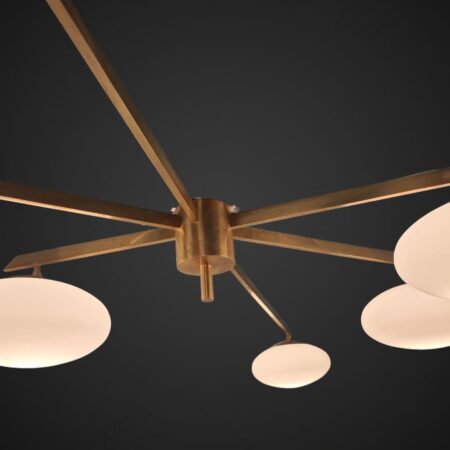 Lampadario stella sei luci design in ottone con diffusori in vetro opalino