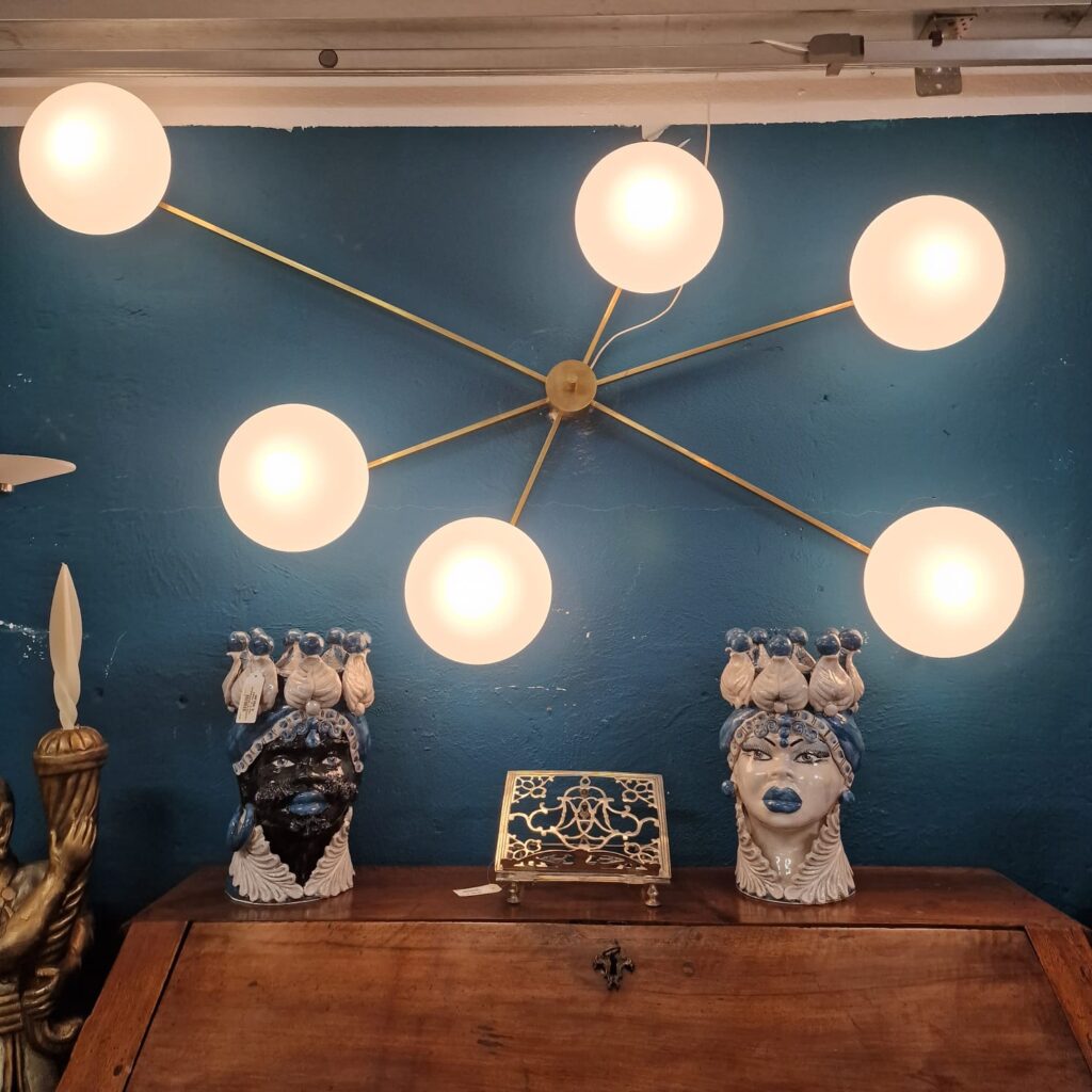 Lampadario stella sei luci design in ottone con diffusori in vetro opalino