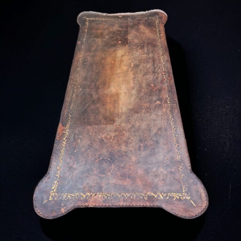 Antico scrittoio inglese con 5 cassetti e piano in pelle