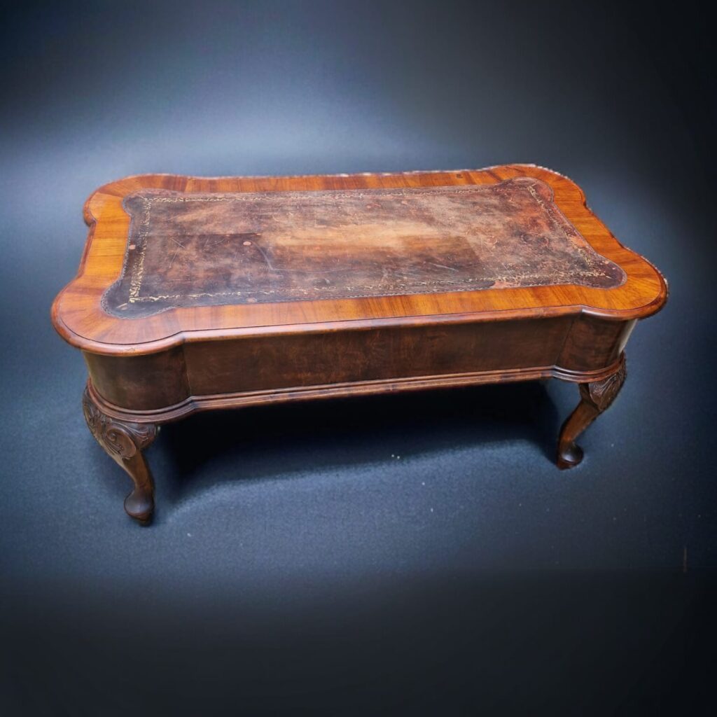 Antico scrittoio inglese con 5 cassetti e piano in pelle