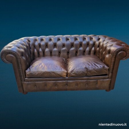 Divano Chesterfield due posti in pelle marrone