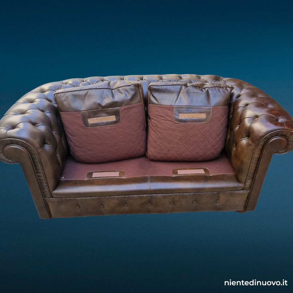 Divano Chesterfield due posti in pelle marrone