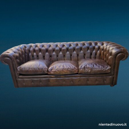 Divano Chesterfield tre posti in pelle marrone