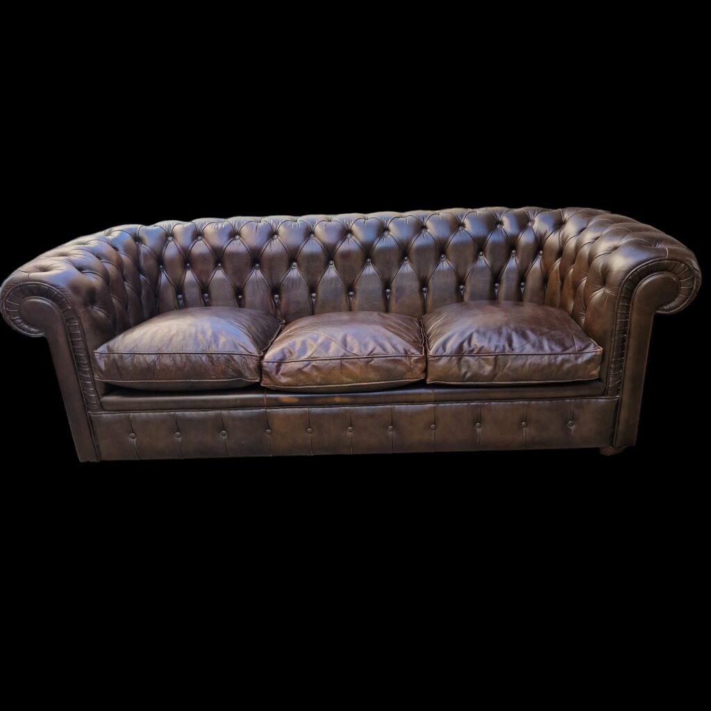 Divano Chesterfield tre posti in pelle marrone