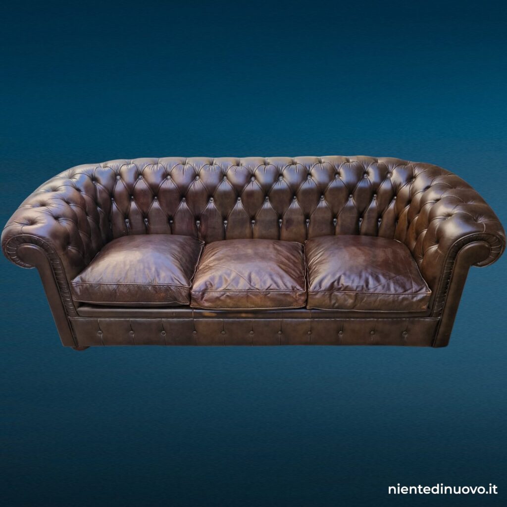 Divano Chesterfield tre posti in pelle marrone