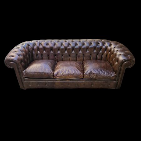 Divano Chesterfield tre posti in pelle marrone