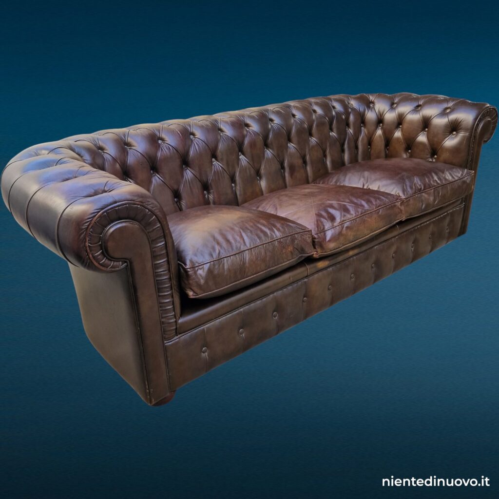 Divano Chesterfield tre posti in pelle marrone