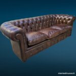 Divano Chesterfield tre posti in pelle marrone
