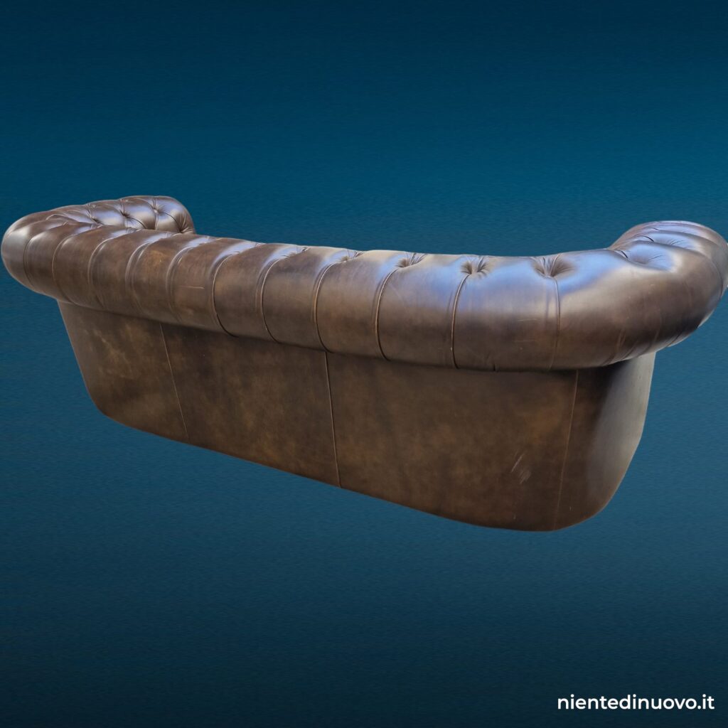 Divano Chesterfield tre posti in pelle marrone