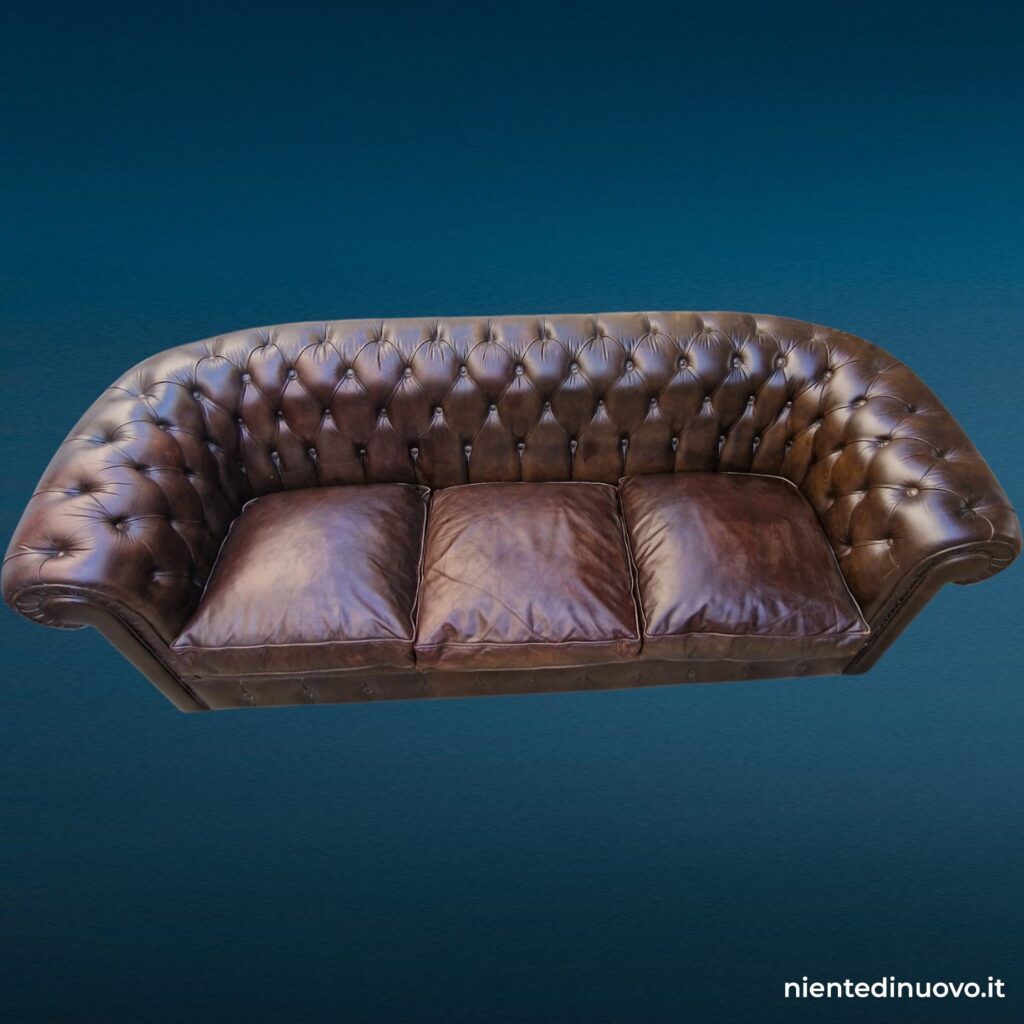 Divano Chesterfield tre posti in pelle marrone