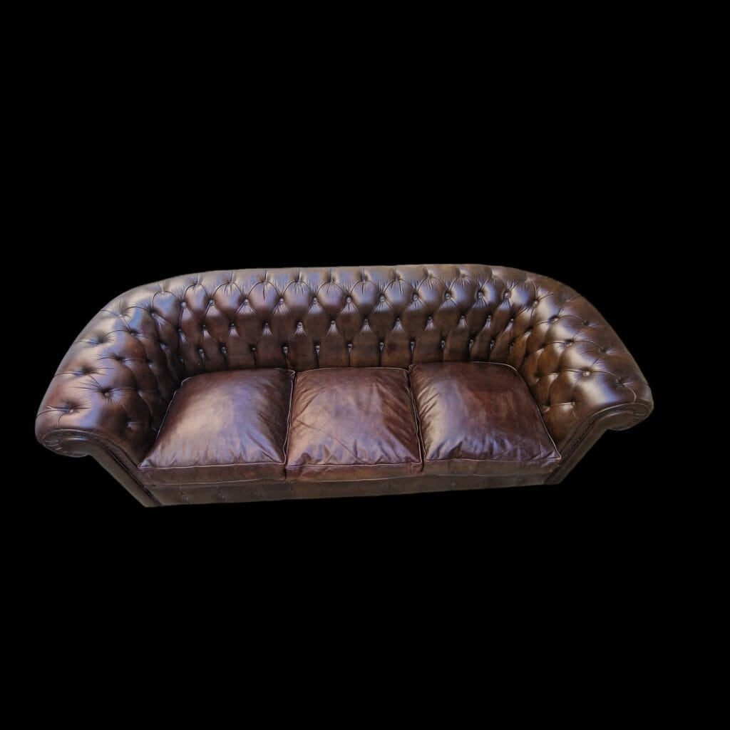 Divano Chesterfield tre posti in pelle marrone