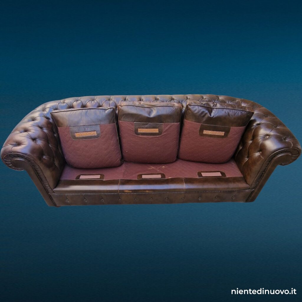 Divano Chesterfield tre posti in pelle marrone