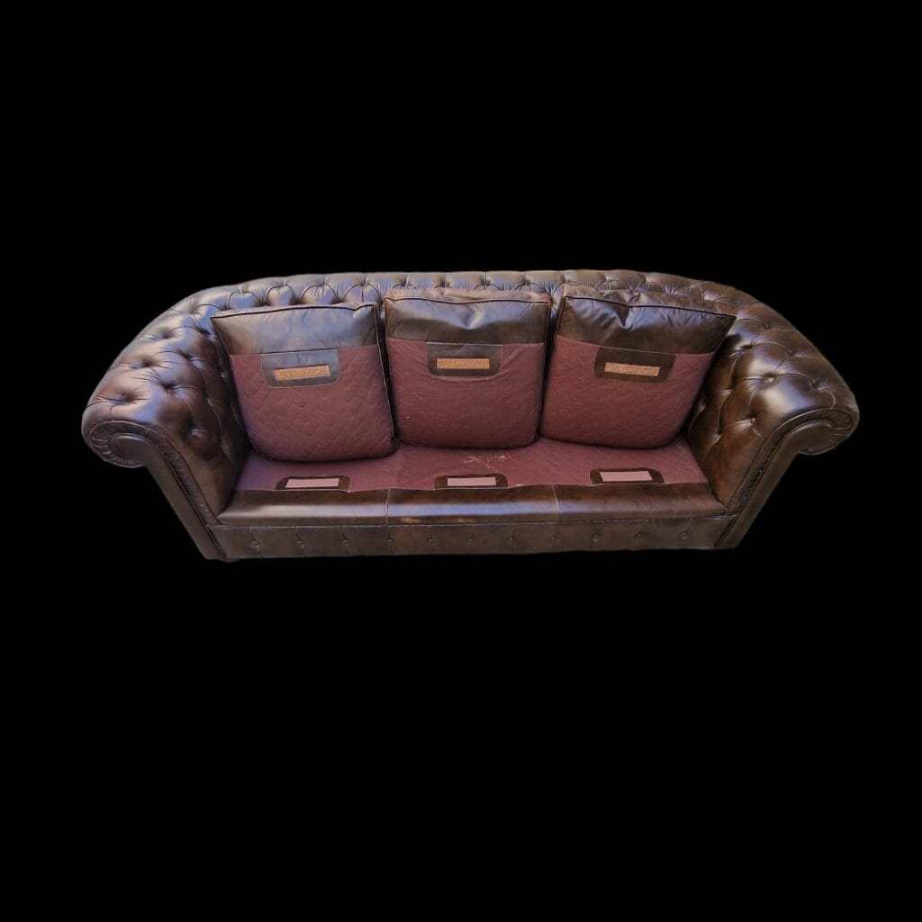Divano Chesterfield tre posti in pelle marrone