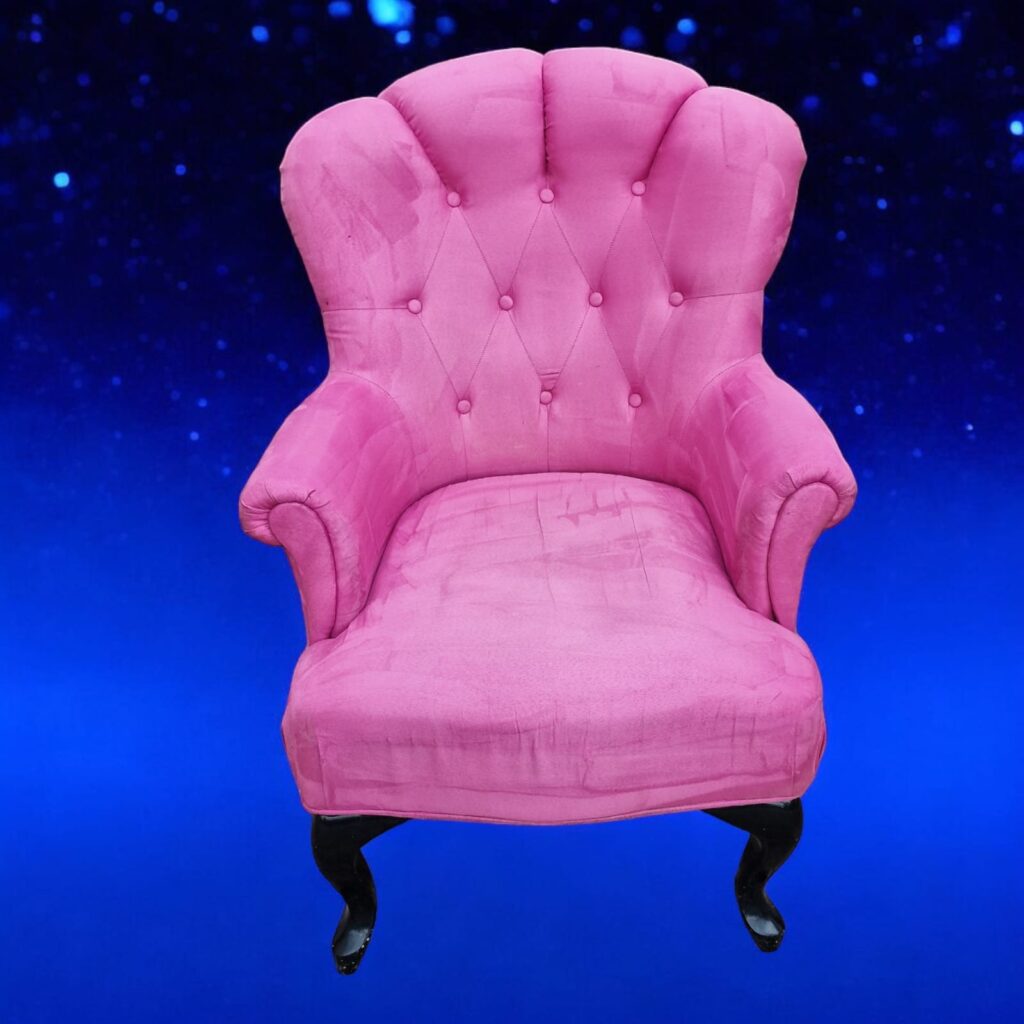 Poltrona Alcantara Kare Design rosa con gambe in legno scuro