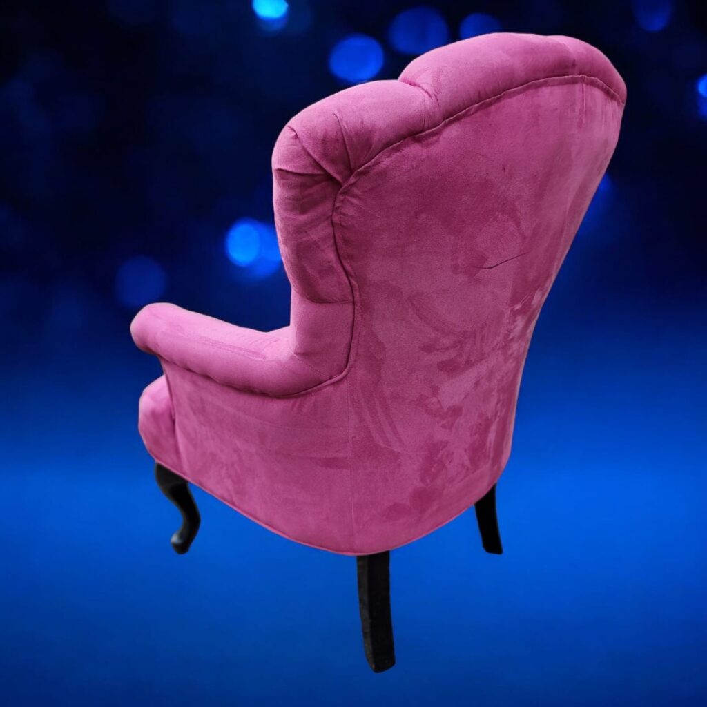 Poltrona Alcantara Kare Design rosa con gambe in legno scuro