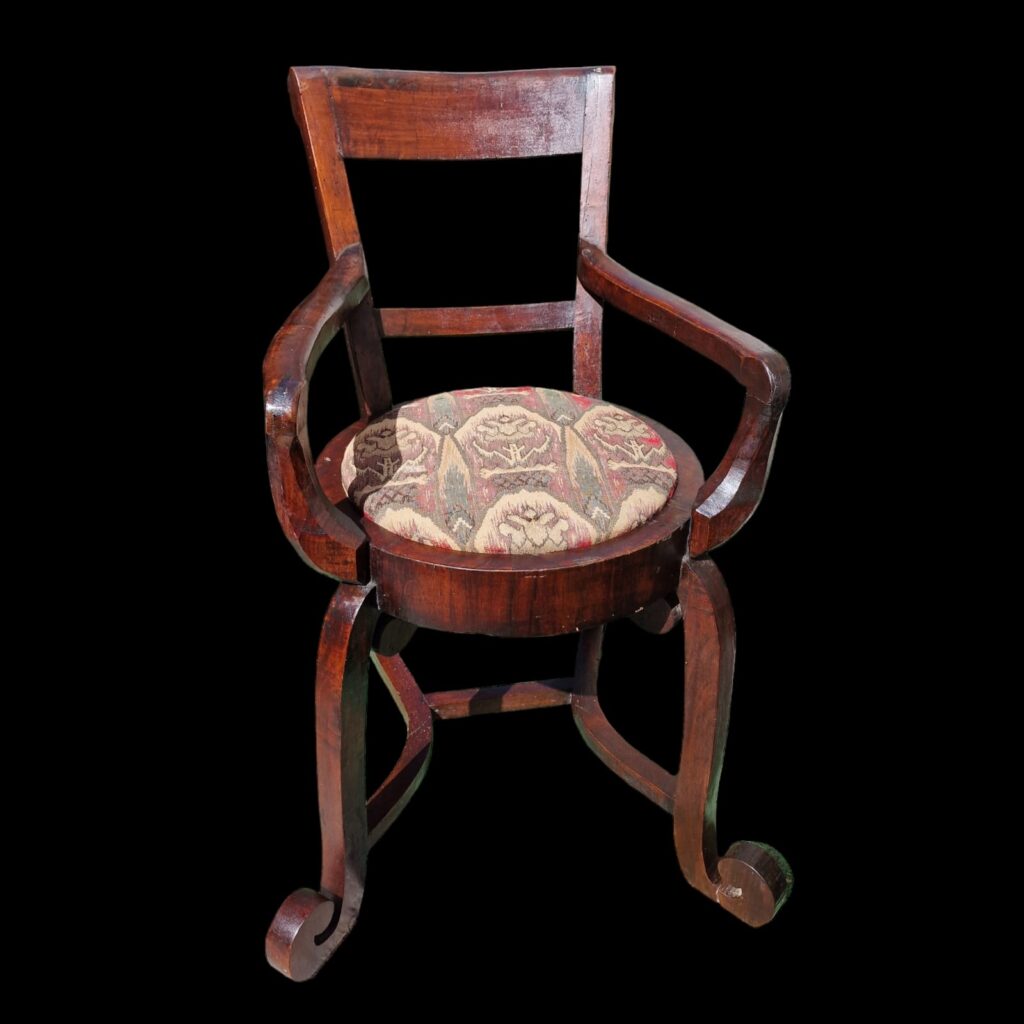 Antico seggiolone da barbiere in massello di noce del 1800 con seduta alta 60 cm