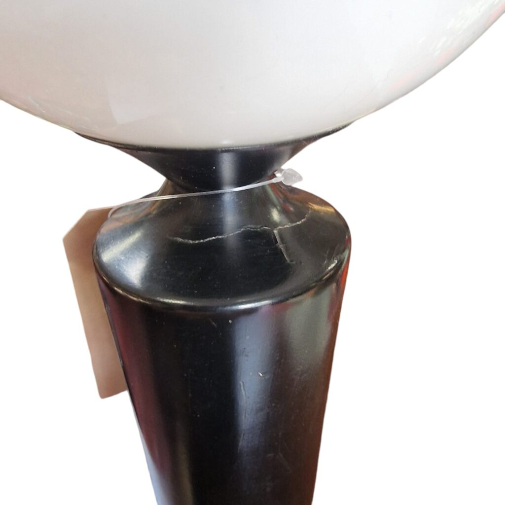 Lampada Mazda da tavolo vintage con paralume in opalino chiaro