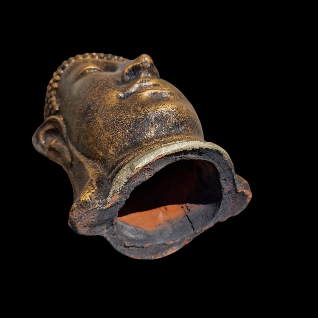 Testa di Buddha in terracotta