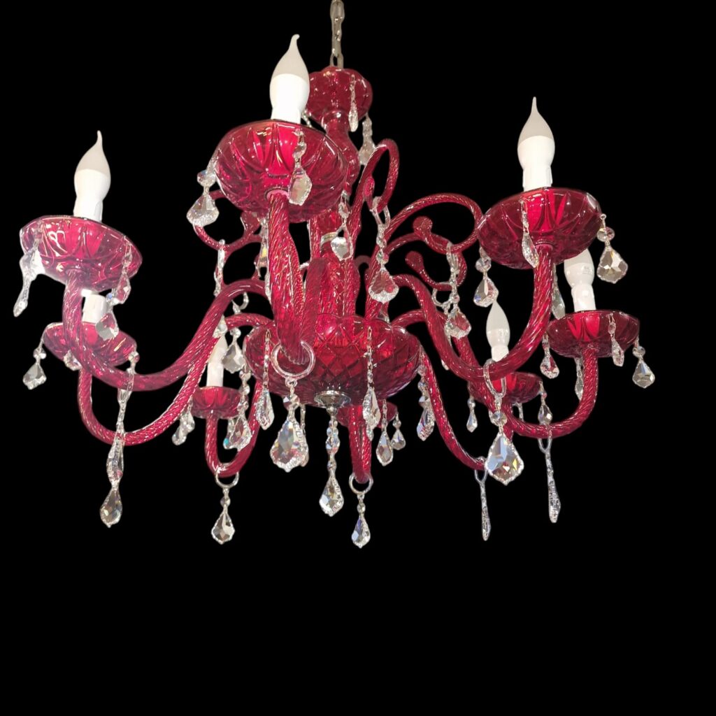 Lampadario in vetro rosso a 8 braccia con pastorali e pendagli sfaccettati