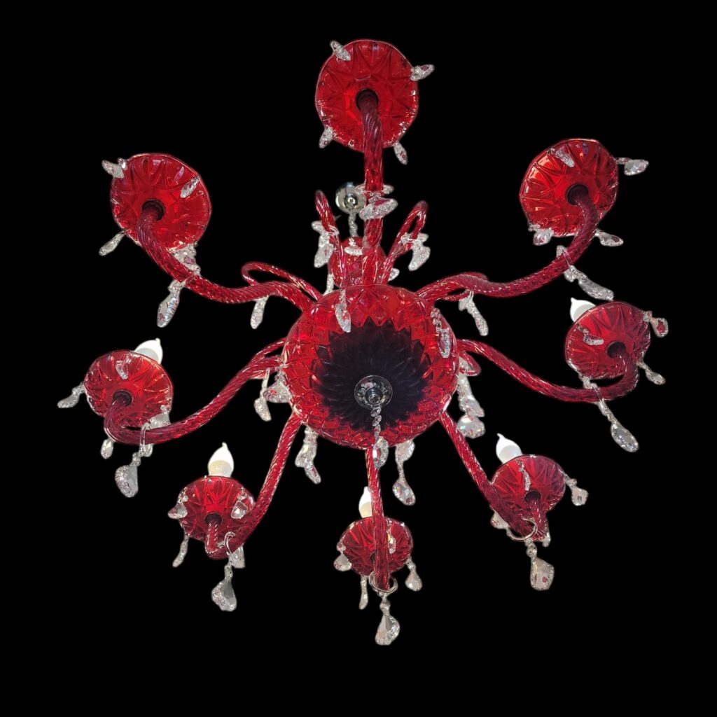 Lampadario in vetro rosso a 8 braccia con pastorali e pendagli sfaccettati