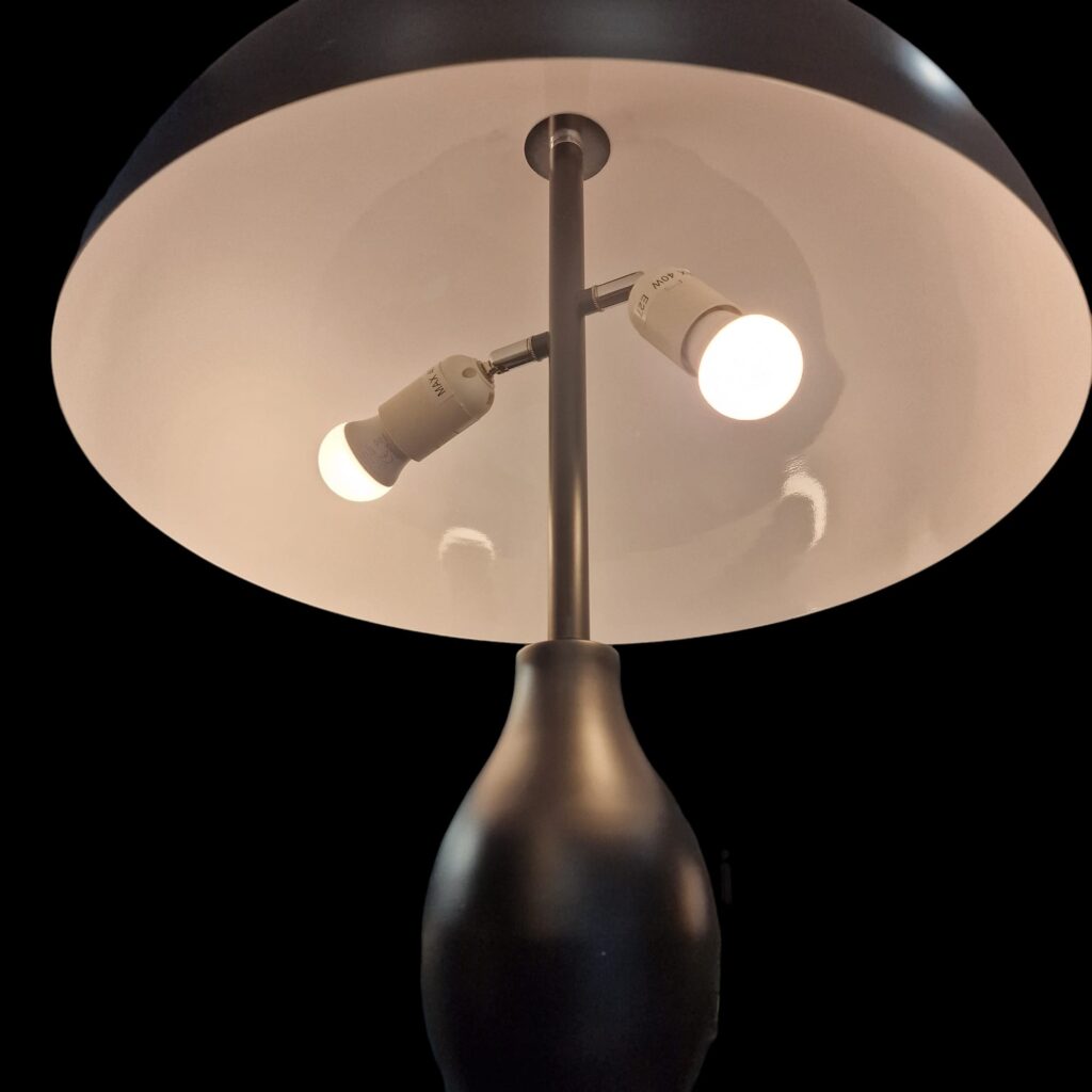 Lampada da terra in metallo verniciato nero con due lampade orientabili