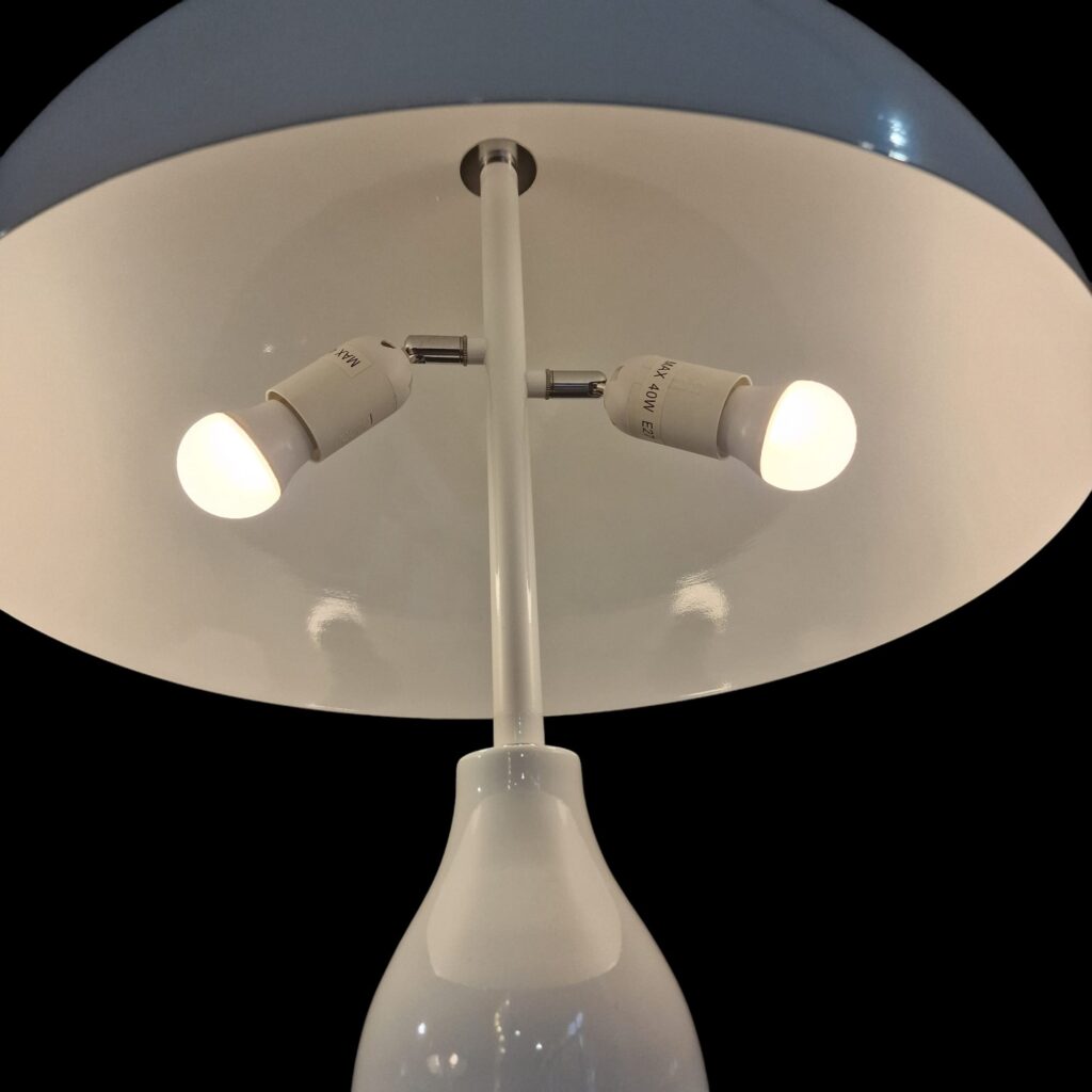 Lampada da terra design bianca in metallo verniciato con due luci orientabili