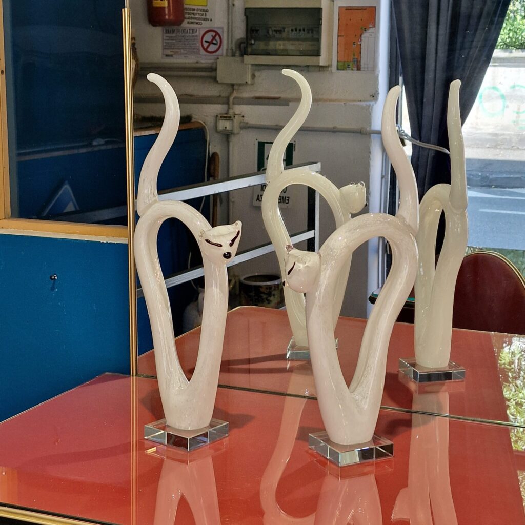 Gatto in vetro bianco stilizzato realizzato a mano