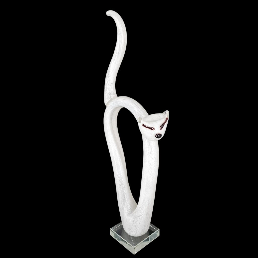Gatto in vetro bianco stilizzato realizzato a mano