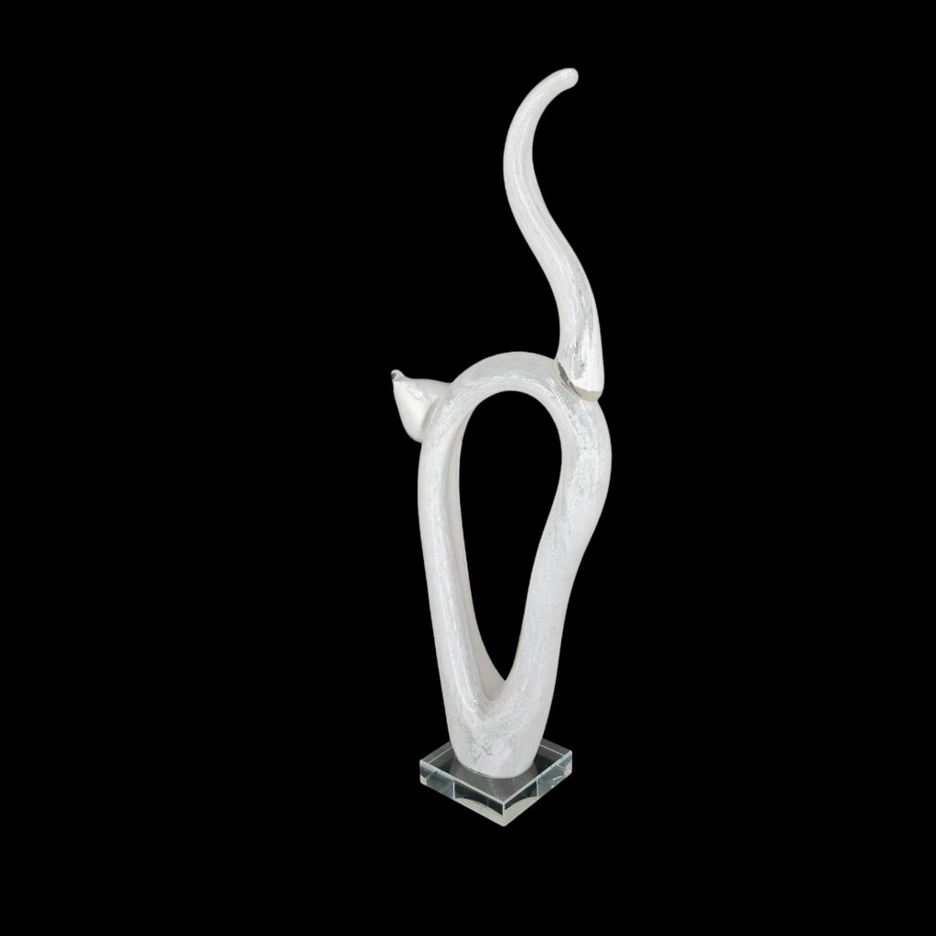 Gatto in vetro bianco stilizzato realizzato a mano