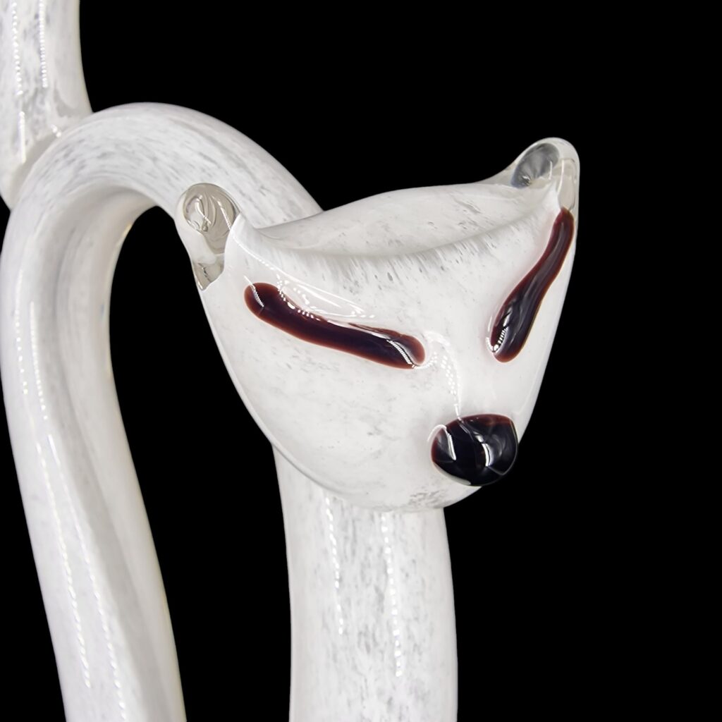 Gatto in vetro bianco stilizzato realizzato a mano