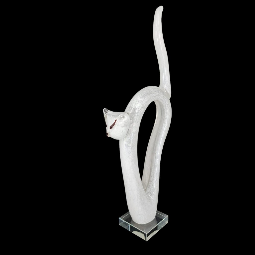 Gatto in vetro bianco stilizzato realizzato a mano