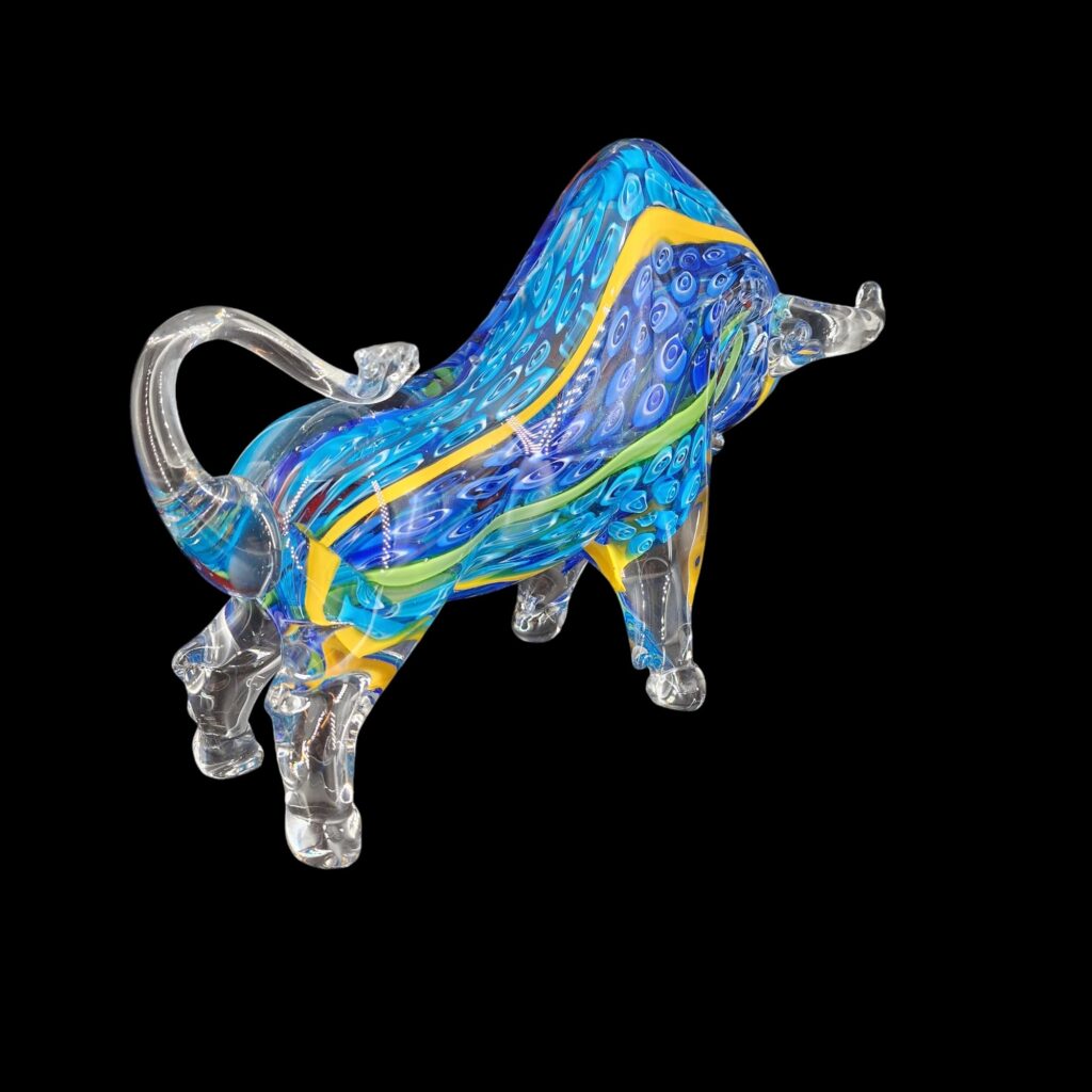 Scultura di toro in vetro realizzata a mano con venature colorate