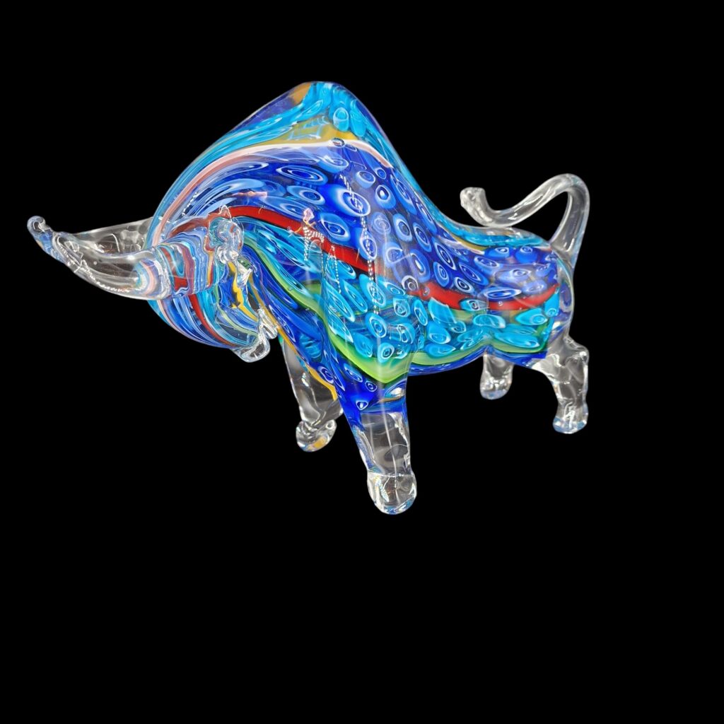 Scultura di toro in vetro realizzata a mano con venature colorate
