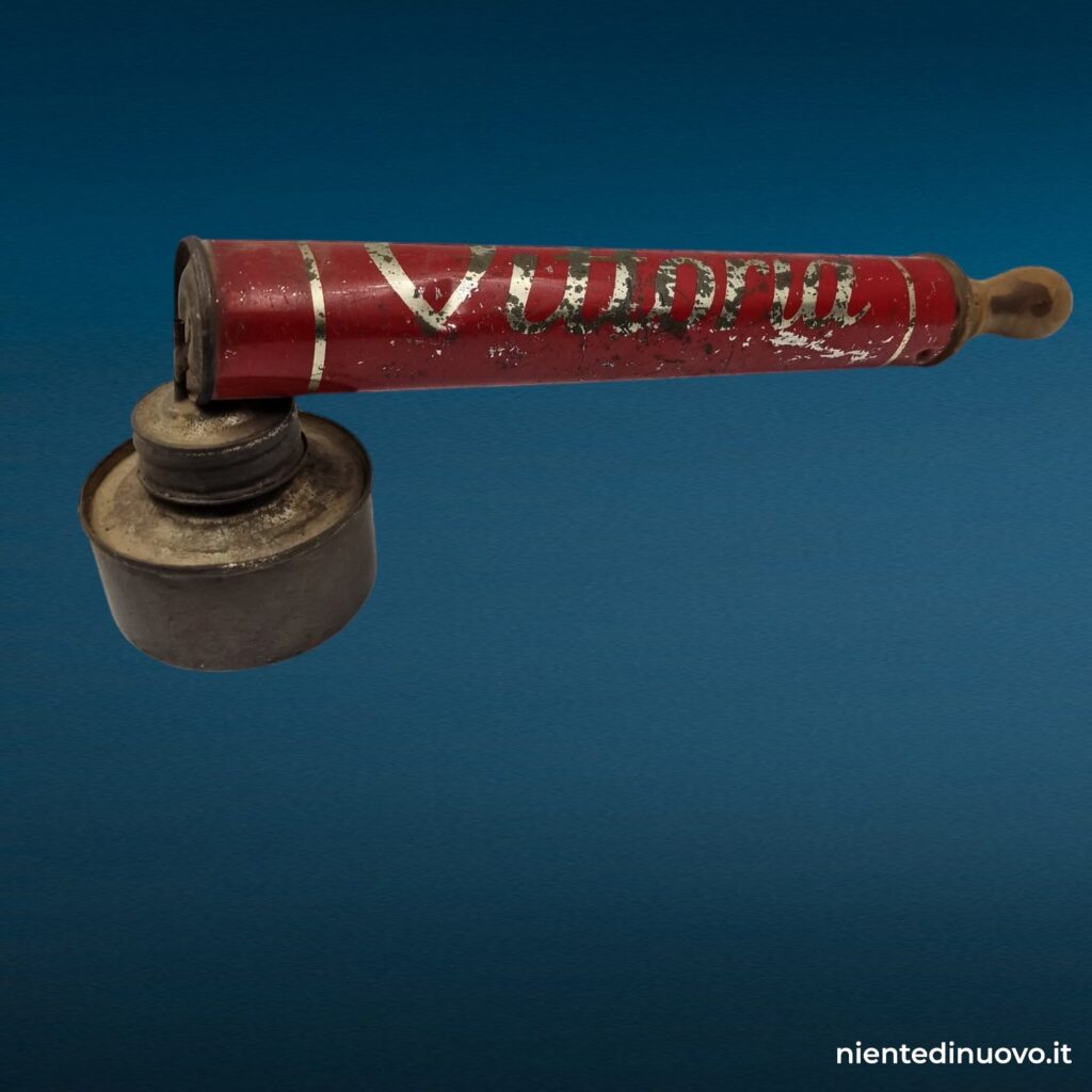 Diffusore insetticida in latta Vittoria - oggetto vintage
