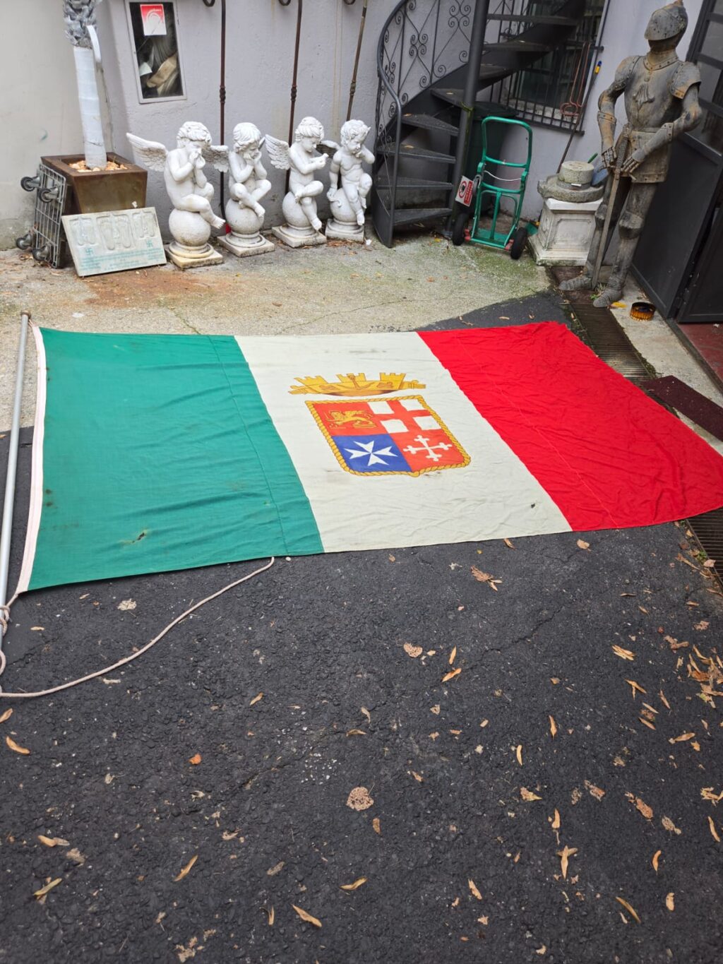 Vecchia bandiera originale della Marina Militare Italiana in cotone con fregio delle repubbliche marinare.