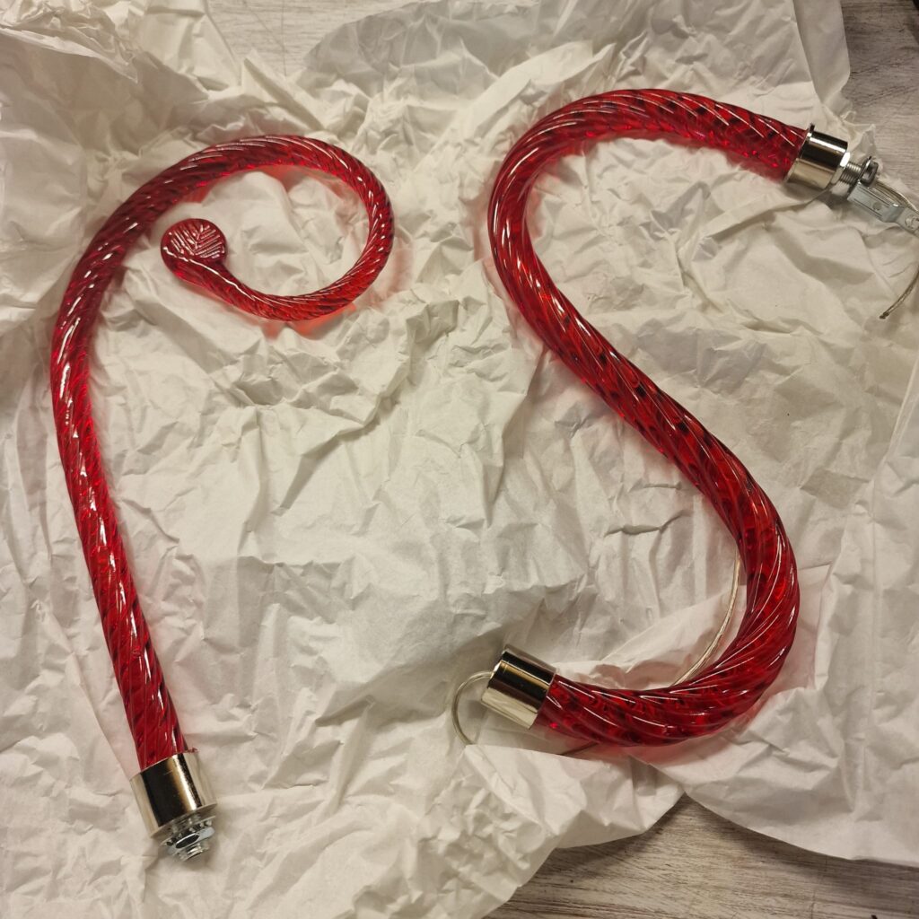 Lampadario in vetro rosso a 8 braccia con pastorali e pendagli sfaccettati